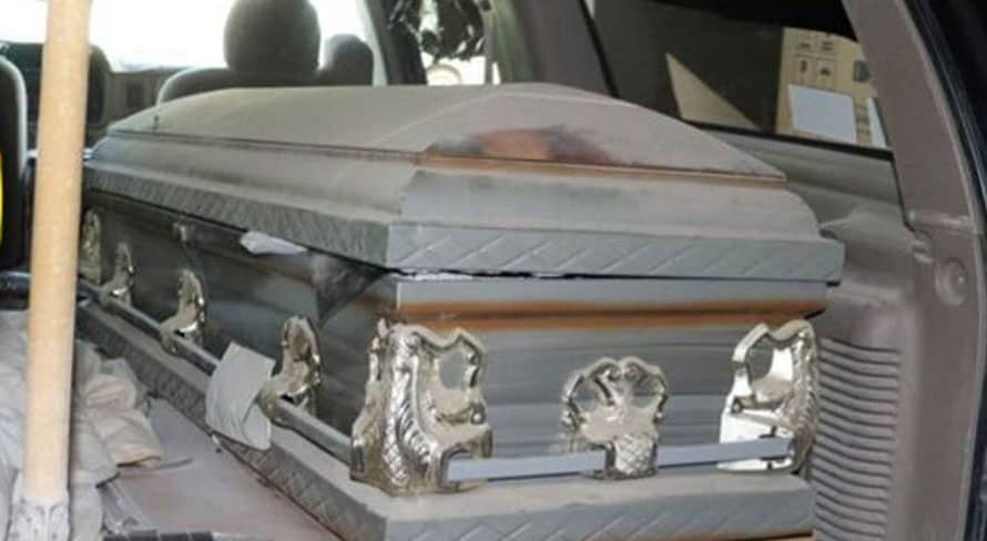 Pagaron cremación de bebé y apareció en carroza abandonada