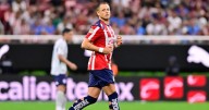 Chicharito vuelve a jugar con Chivas y así lo recibió la afición (VIDEO)