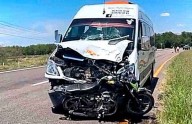 Choca moto vs van, mueren dos; uno era menor de edad