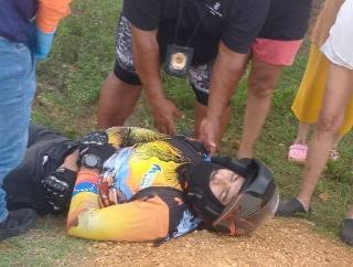 ¡Impactante choque en Guacuira Arriba! Carro y moto se enfrentan, dejando a un herido en el camino.