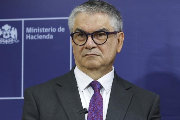 La renuncia del ministro de Hacienda chileno sorprende a los mercados y golpea al Gobierno de Gabriel Boric