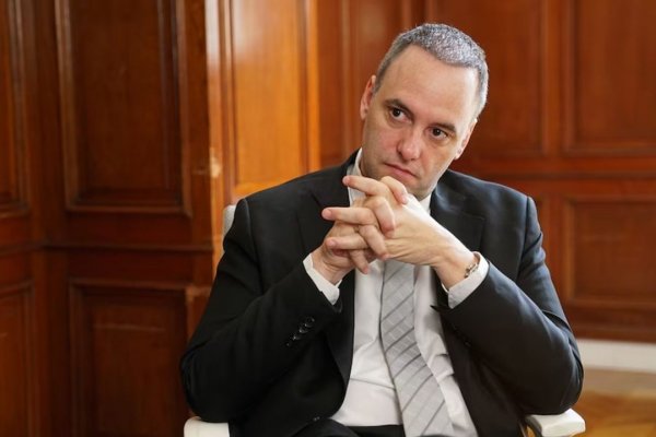 Adorni se quiso solidarizar con Feinmann llamando "energúmeno" a Peretta pero las redes dijeron lo suyo