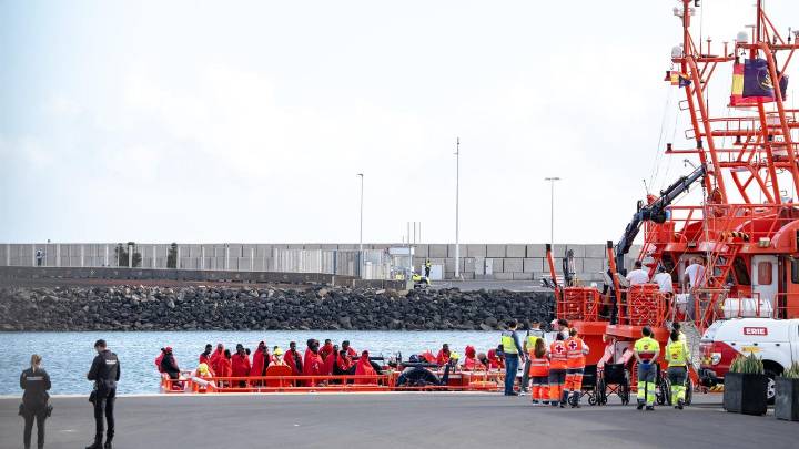 El Gobierno inicia los traslados de menores migrantes con un grupo de diez a la Península