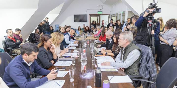 Escándalo en Tierra del Fuego por el intento de habilitar salmoneras y modificar una ley provincial