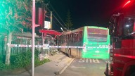 Fotos: Bus RED choca contra panadería y arrasa con cableado eléctrico en Cerrillos