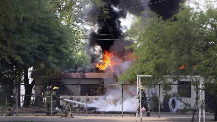 Fuerte incendio deja daños materiales en llantera de la colonia Olivares