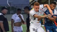 Video | Hernán Darío Herrera, DT de Once Caldas, se llevó el susto de su vida: un rayo impactó cerca de su banquillo en el empate contra Alianza