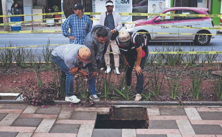 Mujer cae a socavón en la Gustavo A Madero ¿La pudieron sacar?
