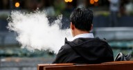 ‘Si vapeas, hay tabla’: Singapur castigará con azotes a personas que consuman y vendan cigarros electrónicos
