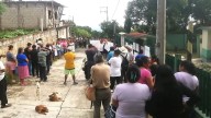 Tras llegada de médico, vecinos de Cuatlimax liberan clínica del IMSS