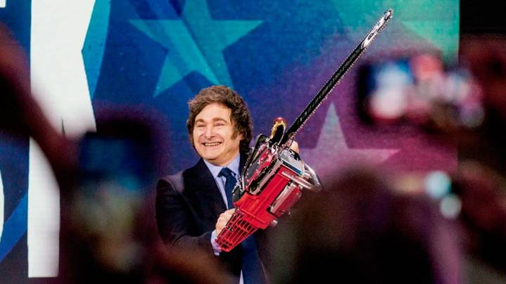 Javier Milei recortó más de 53 mil empleos estatales y calculan un "ahorro" de USD 2.100 millones