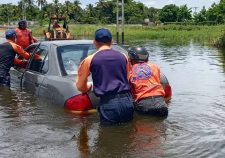 Pareja queda atrapada en vehículo inundado en Ciudad Bolívar