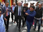 Gritan a Adán Augusto: “¡Ése de La Barredora!”; insiste en no dar declaraciones