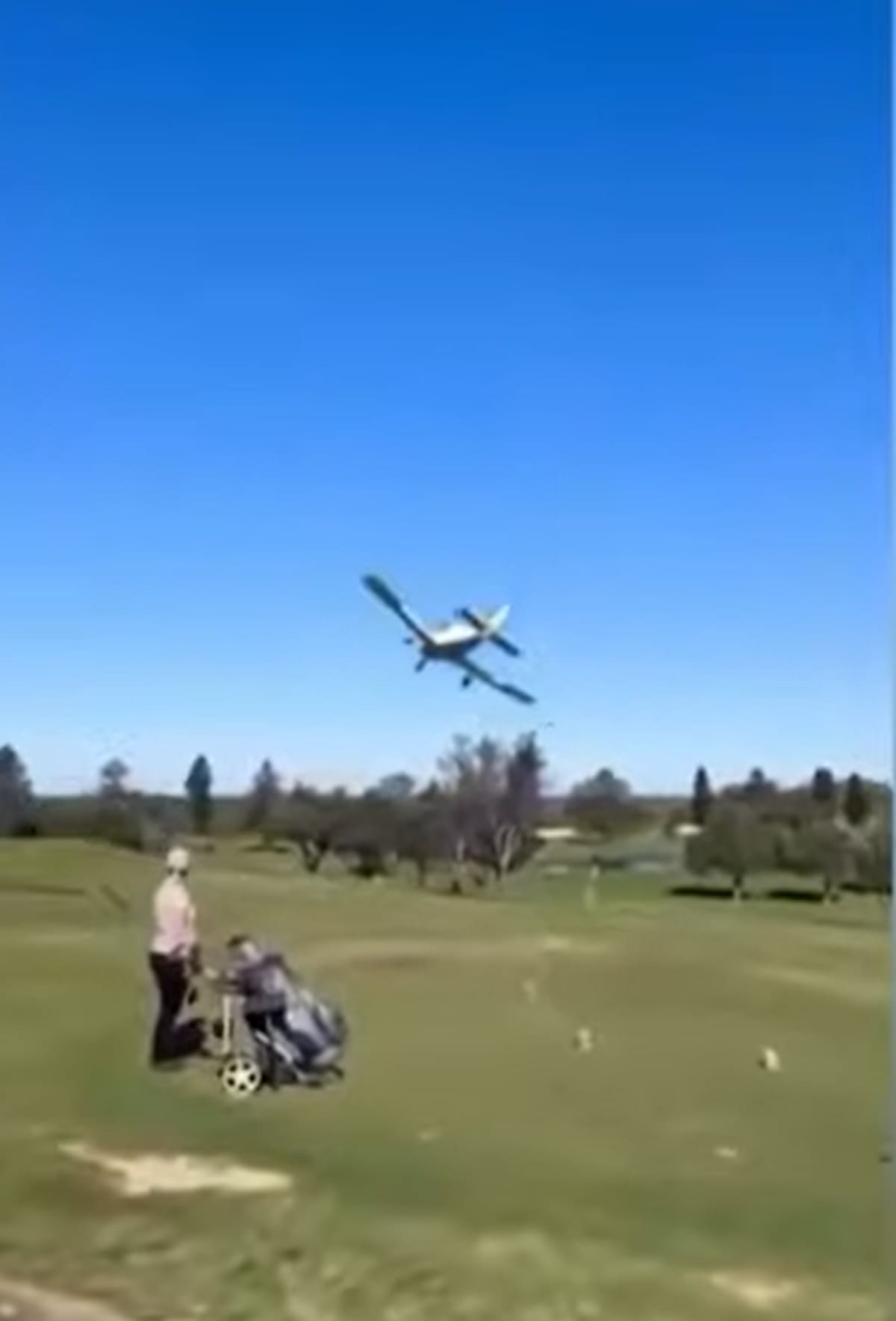 Impactante video. El dramático aterrizaje de emergencia de un avioneta en una cancha de golf