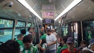 Los autobuses de Tussam viajan abarrotados de béticos rumbo a La Cartuja