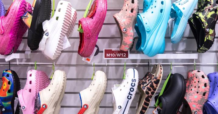 Aranceles de Trump le pegan a los Crocs: Incertidumbre económica le da ‘chanclazo’ a sus acciones
