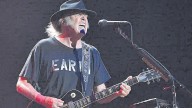 Neil Young le declara la guerra a Trump en una canción: "Tenemos que sacar a los fascistas y limpiar la Casa Blanca"
