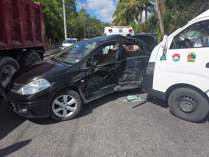 Cuatro lesionados en aparatoso accidente vehicular