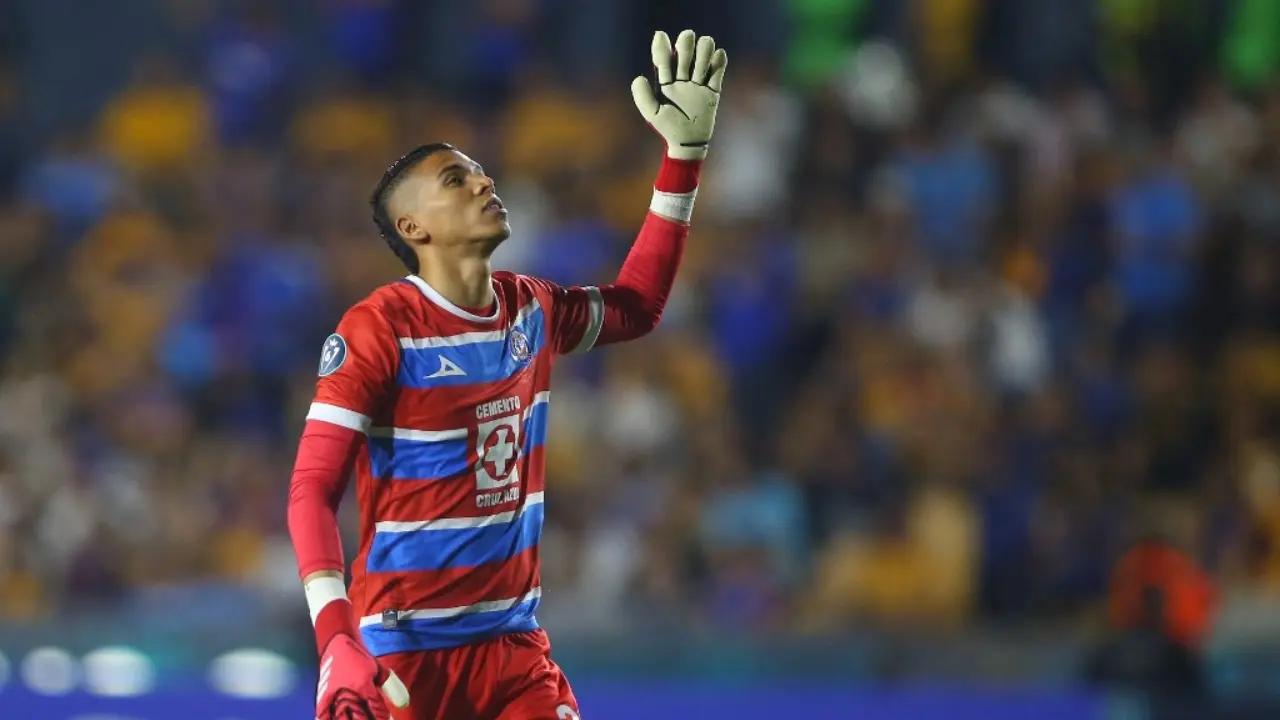 Los hinchas del Cruz Azul le agradecen a Kevin Mier, quien fue figura en victoria frente a Chivas