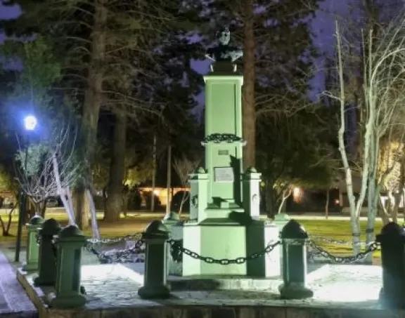 El Monumento a San Martín se ilumina en Junín de los Andes