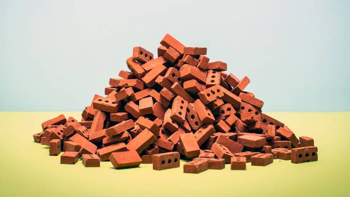 Los albañiles crean un muro de ladrillos que ajusta la temperatura en las casas según el clima