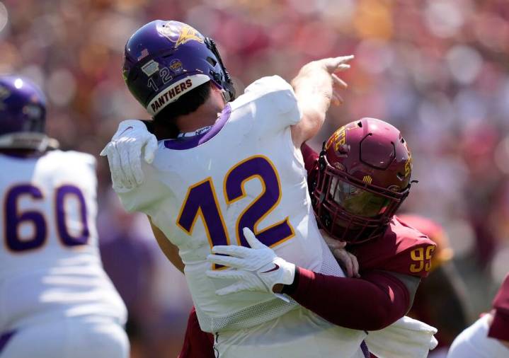 325lb DT Becomes a Laughing Stock as Referee Shoves Him to Ground in College Football Game If his play continues to anchor Iowa State’s defense like it did against Kansas State, that 'viral flop' will