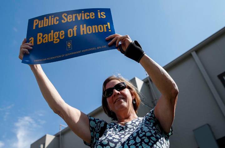 Protest shows support for VA Health Care employees in Iowa City