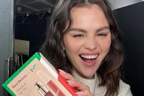 Selena Gomez lanza rubor y brillo labial con toque picante