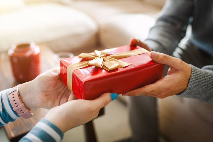 Man Wants to Regift Present from His Sister to Give His Girlfriend