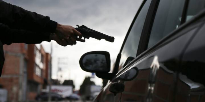 Asalto en Modelia terminó en persecución, balacera y captura de dos delincuentes en Bogotá
