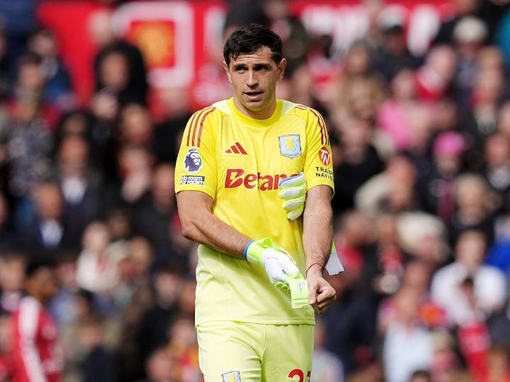 El pase parecía caído. Dibu Martínez, muy cerca de Manchester United: quedó afuera de la convocatoria de Aston Villa