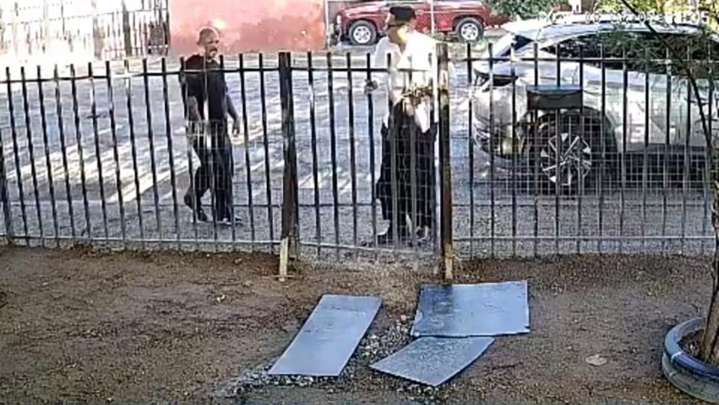 Video de seguridad capta golpiza y amenazas a un conductor de noticiero en Mexicali
