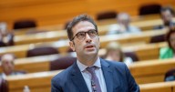 Carlos Cuerpo repasa su historia personal en 'Mis raíces': emigración, familia y anécdotas del día a día como ministro