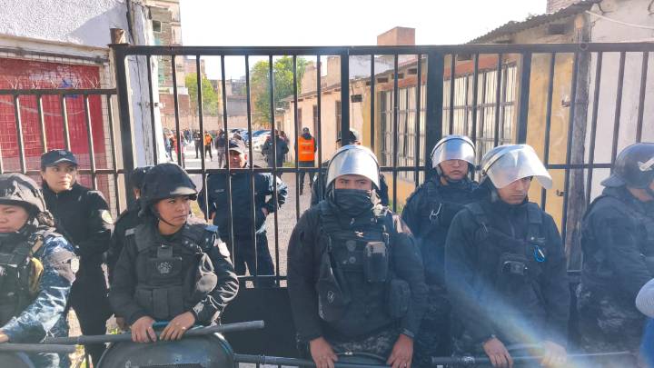Escándalo. Milei y Sadir se roban Adep y mandan la policía a la docencia