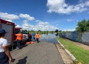 Autobús quedó atascados en medio de una vía anegada en Ciudad Bolívar