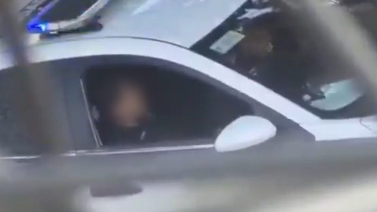 Una mujer policía protagoniza un video viral por tener sexo en un patrullero