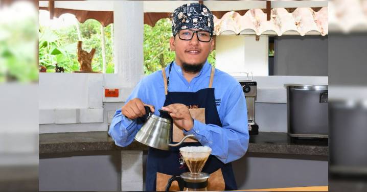 El café le dio voz: aprendiz sordo del SENA Quindío convierte el silencio en sueños de barista
