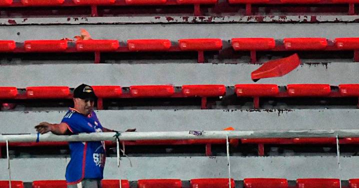 Barristas de la U protagonizan graves incidentes en el estadio de Independiente