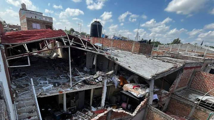 Siguen sin recibir apoyo; vecinos afectados por explosión en la colonia Lourdes, hacen sus propias rehabilitaciones