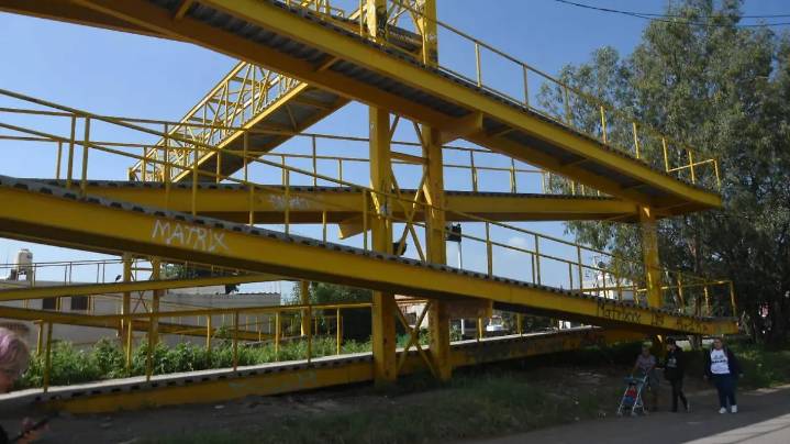 Representa peligro puente peatonal, ciudadanos prefieren cruzar vía del tren