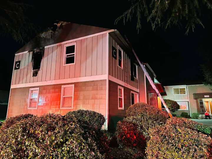 Everett apartment fire displaces 11 residents on Thursday
