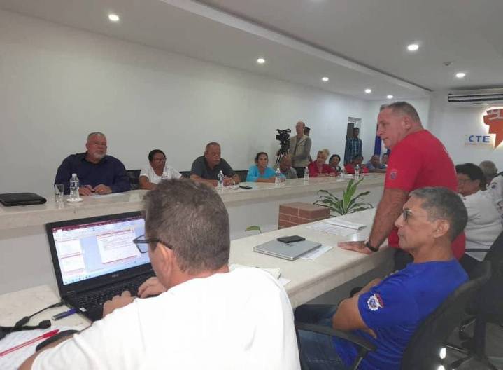 Chequea primer ministro de Cuba labores en central termoeléctrica