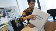 Un político hongkonés que se enfrentaba a una orden de detención en China consigue asilo político en Australia y pide ayuda: "Debe hacer más"