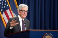 Insinúa Powell posible recorte de tasas; Dow sube 900 puntos