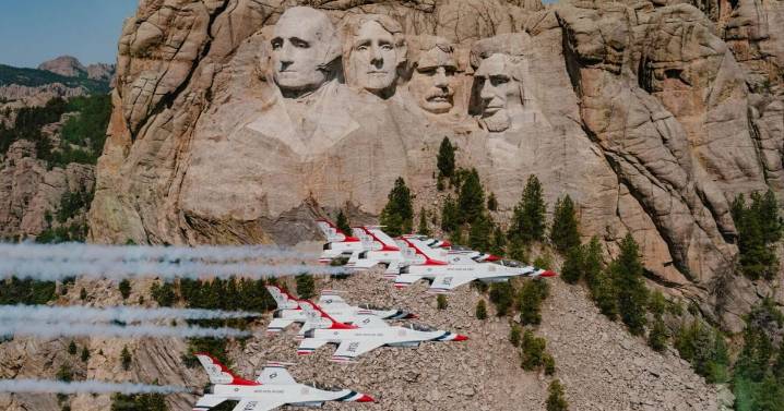 Air Force’s Thunderbirds zoom past Mount Rushmore
