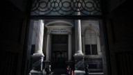 El Banco Central sube los encajes a los bancos para contener al dólar