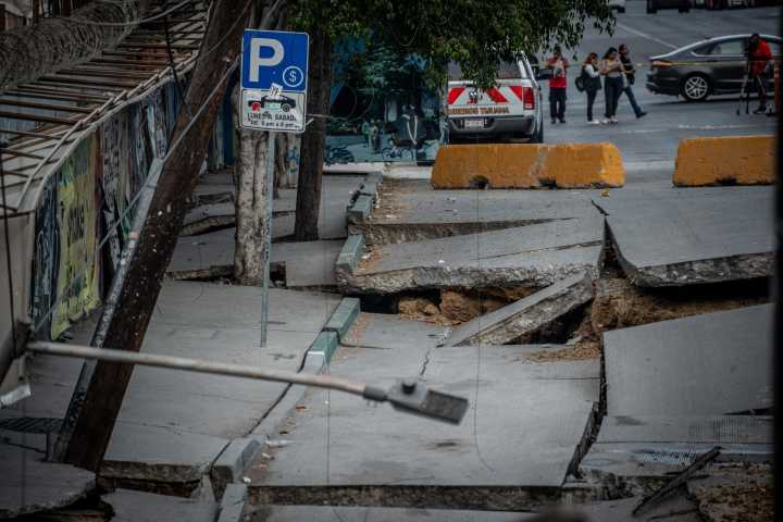 Se forma socavón gigante en el Centro de Tijuana; la obra ya había sido clausurada