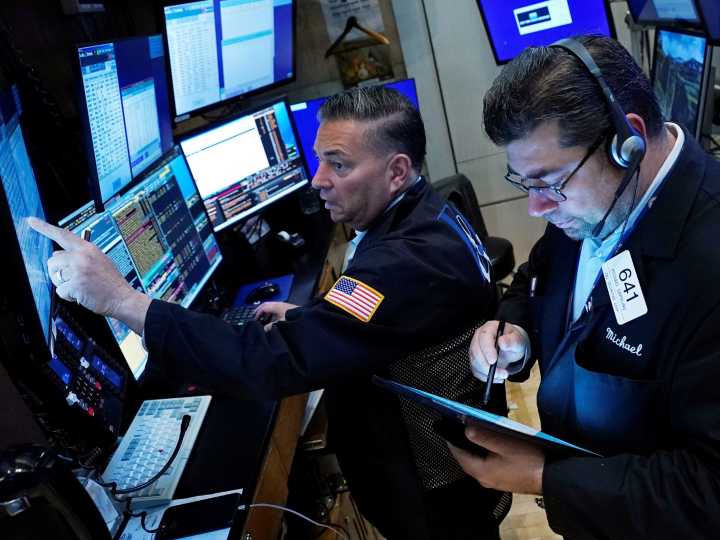Mercados en rojo: escala el dólar y se hunden las acciones y los bonos argentinos