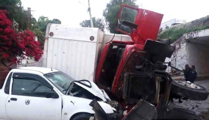 Tractocamión cayó de un puente en México
