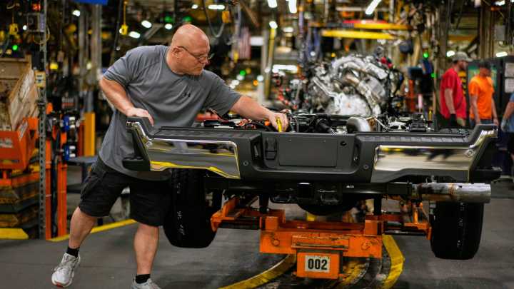 U.S. auto exports to Canada plummet on tariff tussle with Trump
